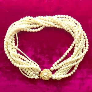 Opulent Pearl Choker